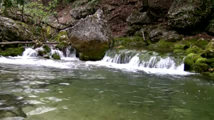 山上缓缓流淌的河流