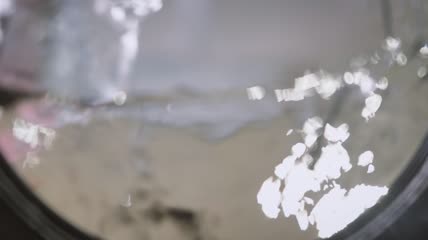 从玻璃杯内拍摄的水流视频
