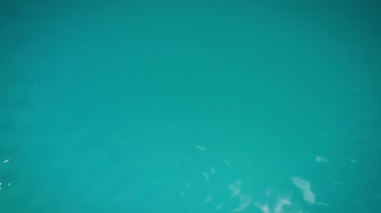 生机勃勃的青绿色海水