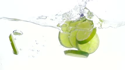 柠檬片落入水中特写视频
