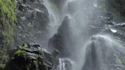 水从石头上流下来