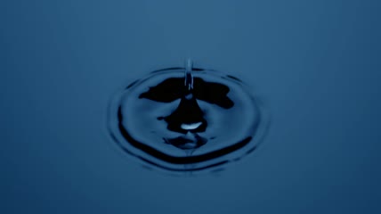 水滴浮出水面