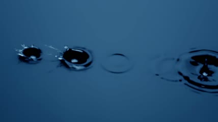 水滴溅起蓝色的水