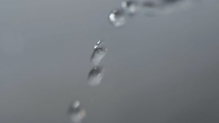 水滴落下细节特写