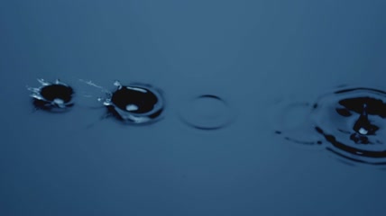 水滴落在池塘上