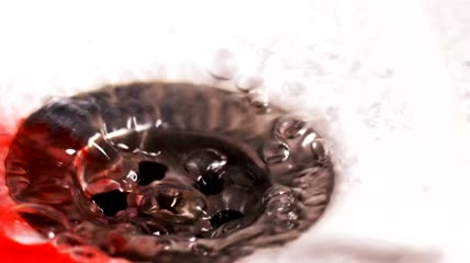 水和血顺着水槽流下