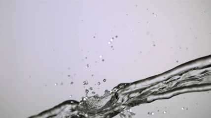 水花在超慢动作中飞溅