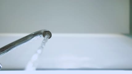 水龙头打开后的流水