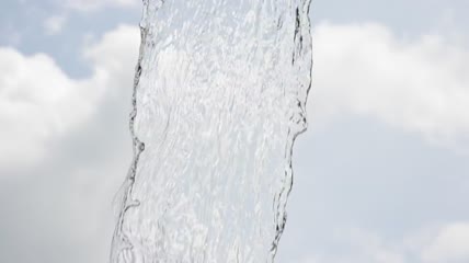 水落下来背景是天空