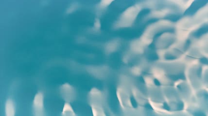 水面波涛汹涌
