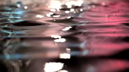 水面上反射的五颜六色的灯光