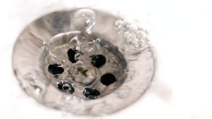 水顺着水槽流下