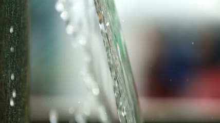 水往下流