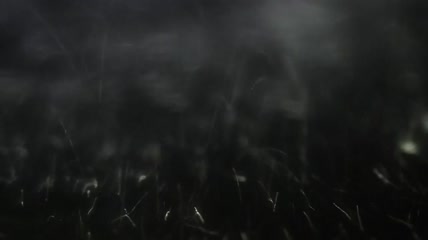 水在黑暗的背景下旋转
