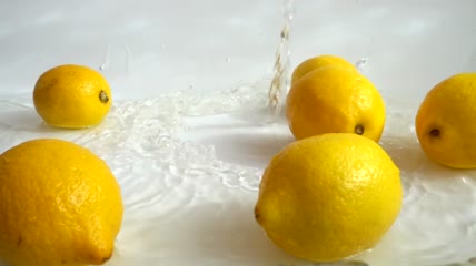 水中的柠檬特写实拍
