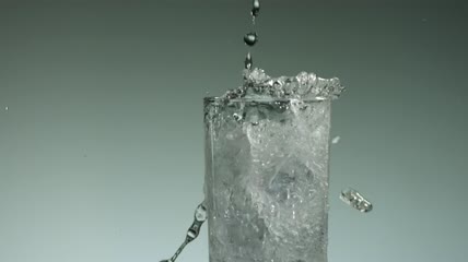碳酸水落入玻璃杯特写实拍