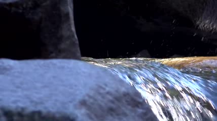 天然泉水在岩石上流淌