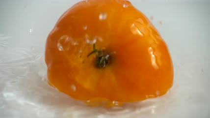 西红柿落入清水中特写实拍