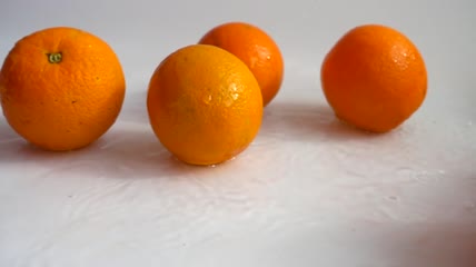 鲜橙在水中滚动特写实拍