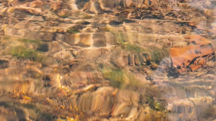 小溪中的水下石头特写视频
