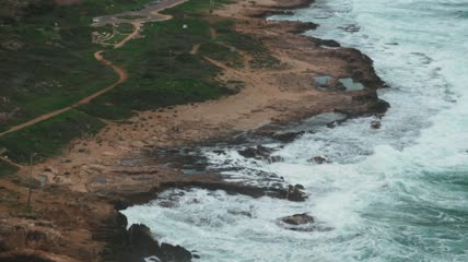 沿海波涛汹涌的海浪实拍