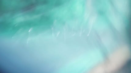 液体在焦外的运动特写视频