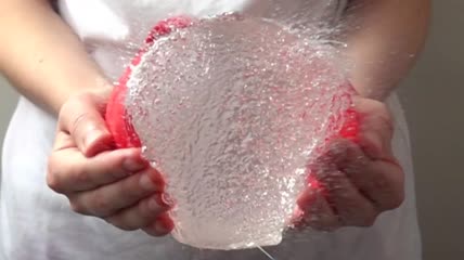 一个吹水球的女孩特写视频