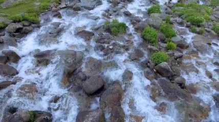 小溪流过石头特写实拍