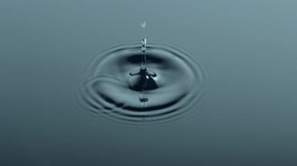 有涟漪的水滴特写视频