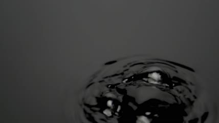 有气泡的深色液体特写视频