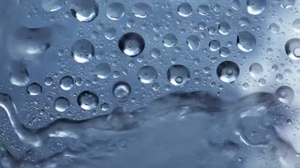 雨滴在玻璃上移动特写视频