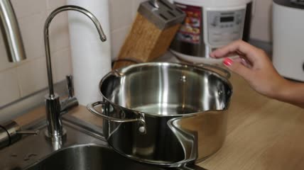 在烹调锅里装满水