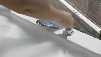 在浴缸里加热水