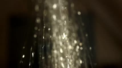 阵雨中落下的水特写视频