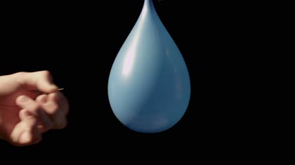 装满水的蓝色气球特写视频
