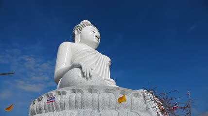 带旗帜的大佛碑特写视频
