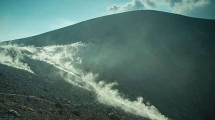 一座多岩石的火山