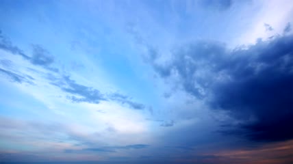 深蓝色的天空