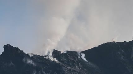 黑色熔岩变冷实拍