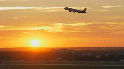 机场上空的日落实拍