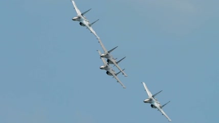 军用喷气式飞机编队飞越天空特写实拍
