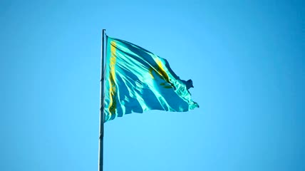旗帜在晴朗天空中飘扬特写实拍