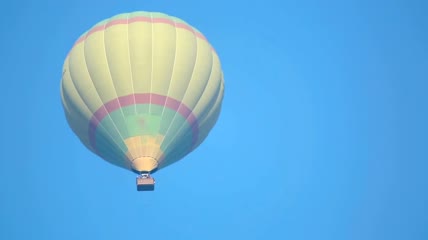 晴空中升起的热气球特写实拍