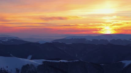 群山中的红天实拍