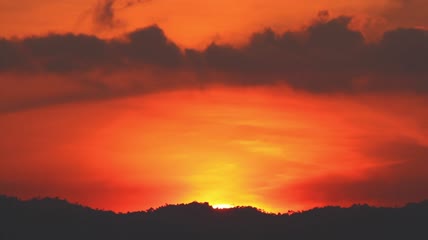 日出时明亮的橙色天空延时实拍