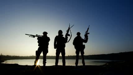 三个士兵的剪影用枪打出了标语视频