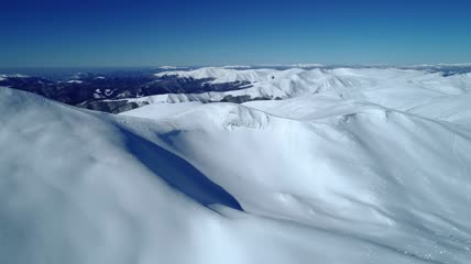 山上光滑的积雪质地航拍