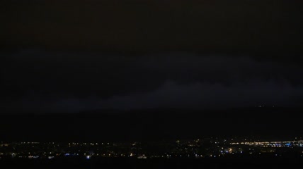 闪电划破夜空实拍