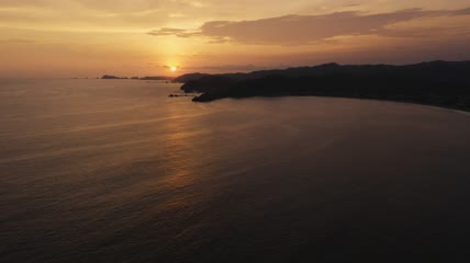 太阳落在平静的海滩上实拍