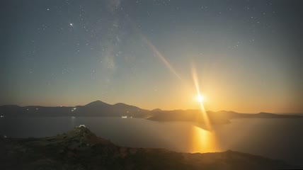 天空中有银河系的海天际线延时视频